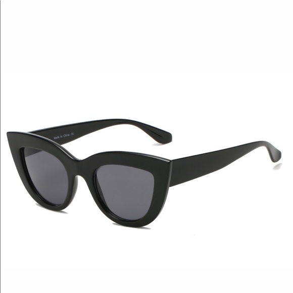 Women’s black cat eye thick frame sunglasses - Picture 2 of 2